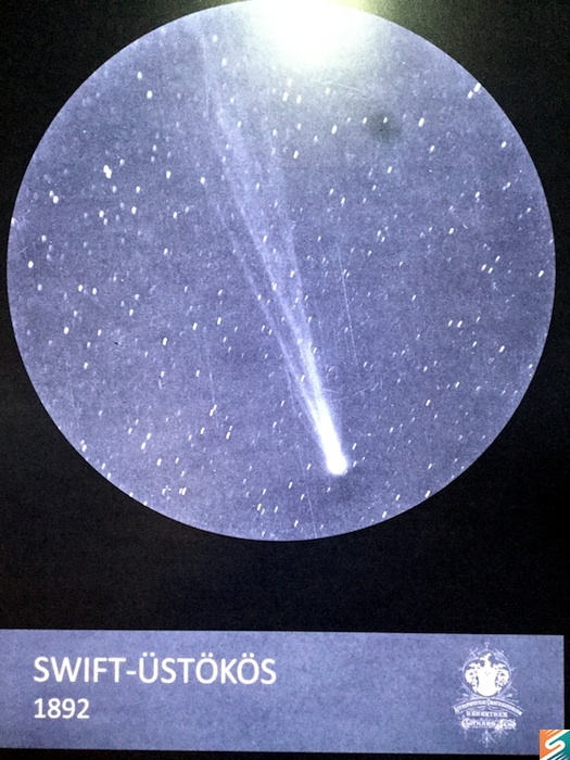 Az 1892. március 9-én felfedezett üstökös hírnevét főként a nagyon gyorsan változó csóvájának köszönhette.