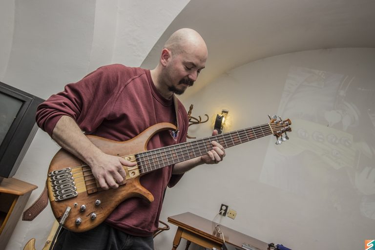 „Bocs, Bach!” – teltház előtt a basszusgitárról