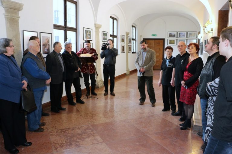 A Szentgotthárdi Fotóklub fotói a Folyosó Galéria falain