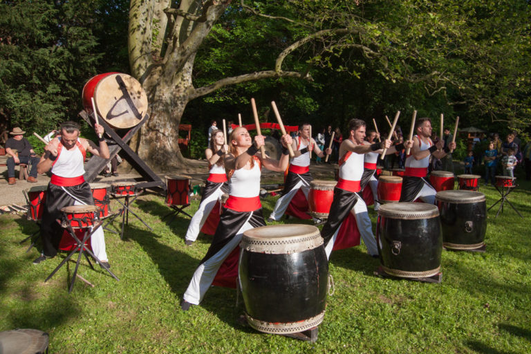 Ataru Taiko dobegyüttes előadása a japán magnóliák tövében