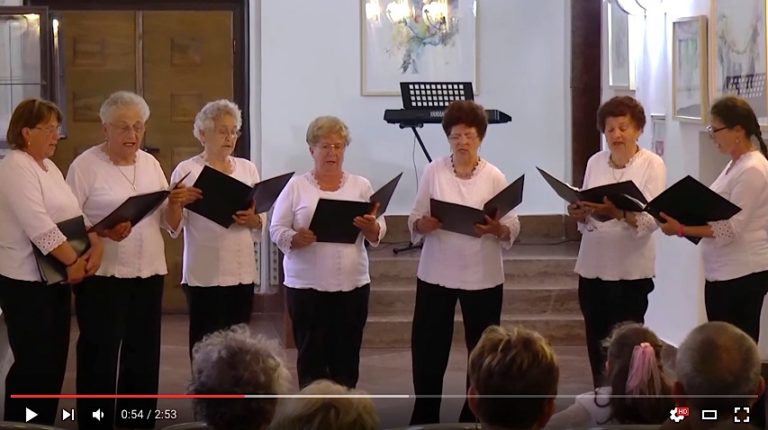 Így énekelt a Káldi Asszonykórus a nyugdíjas kórusok délutánján