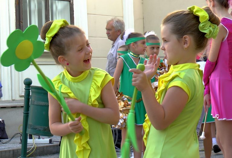 A mazsorettek megnyitották a nyári főtéri szezont