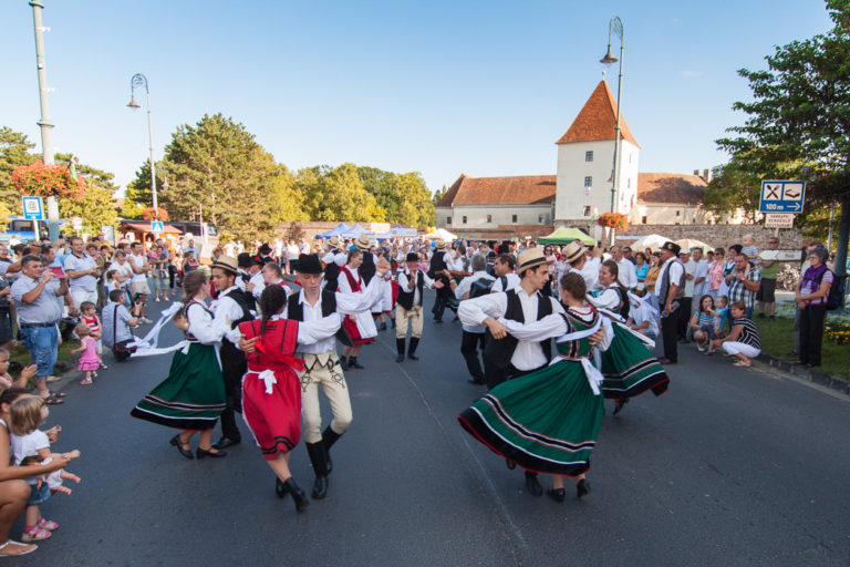 Tíz tánccsoport vonult fel Sárvár főutcáján – Augusztus 20.