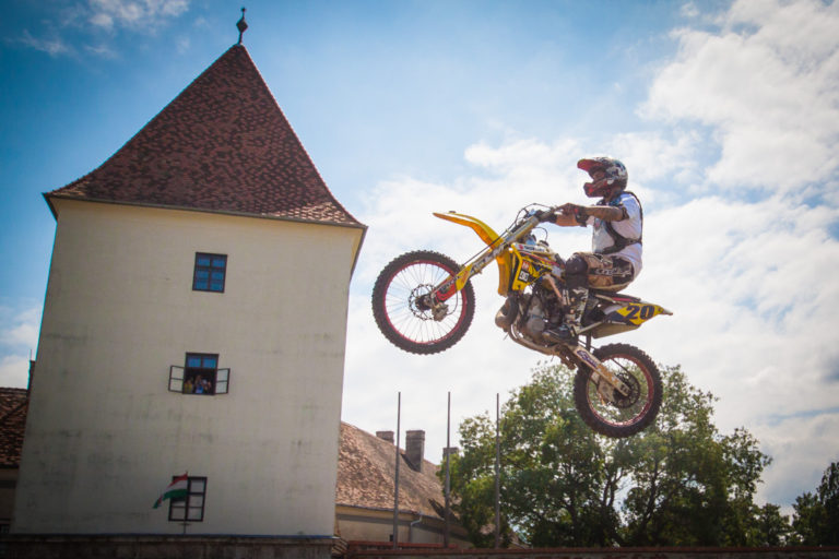 Így repkedtek a motorok a várhíd felett a XV. Vármeeting szombatján