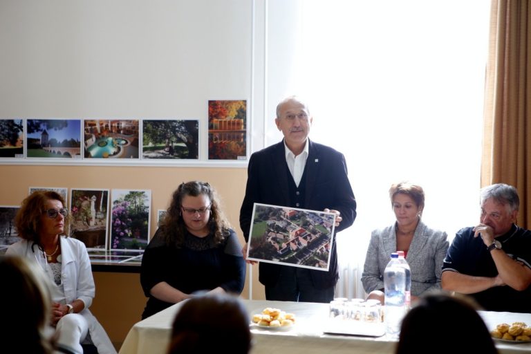 150 fényképet ajánlott fel a Sárvári Fotóklub a Szent László kórháznak