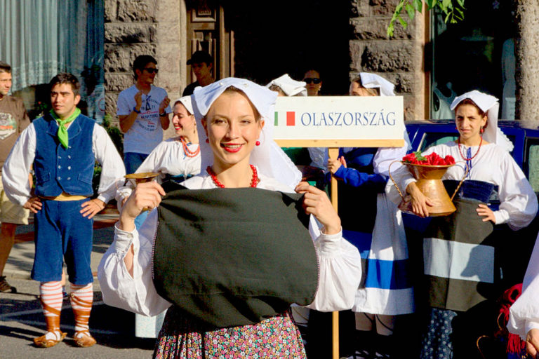 Nyolc felvonuló folklóregyüttes hívogatta a várba a nézőket