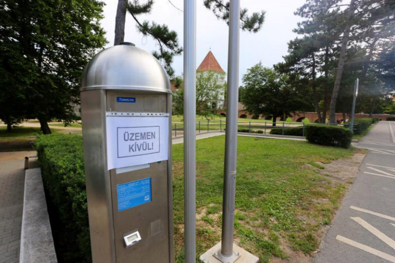 Nincs parkolójegy – egész Sárváron ingyenes lett a parkolás