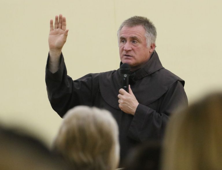 „Hiszek a szeretet végső győzelmében” – Böjte Csaba Sárváron
