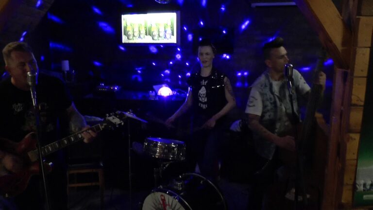 IronCats Neorockabilly Trio – All my love, all my kisses (Buddy Holly cover) @ Sárvár, Tinódi Fogadó