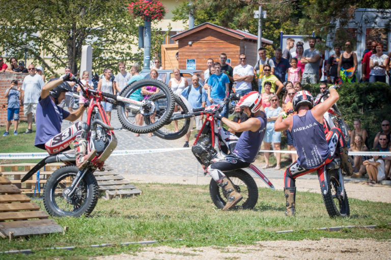 Trial motor bemutató a várparkban és motoros felvonulás