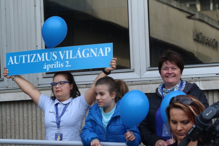Kékben a világ