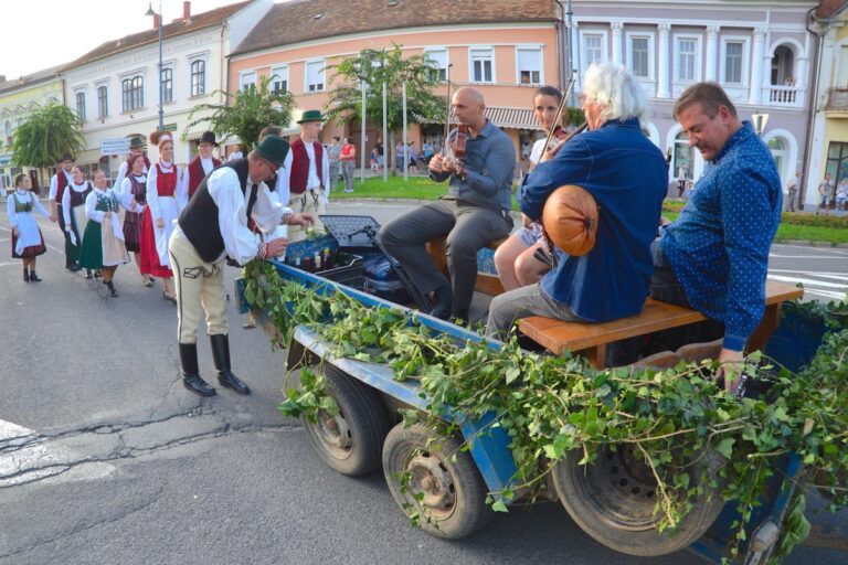 Felvonulás a Sárvári Szüreten