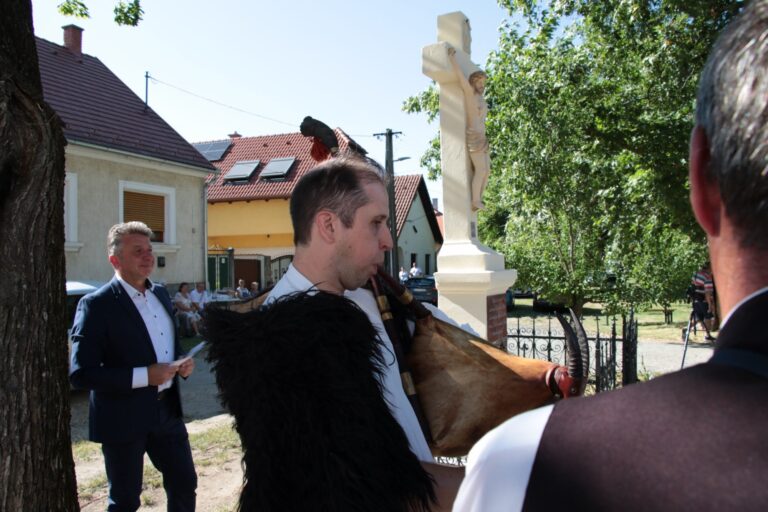 Közösségi kereszt avatása