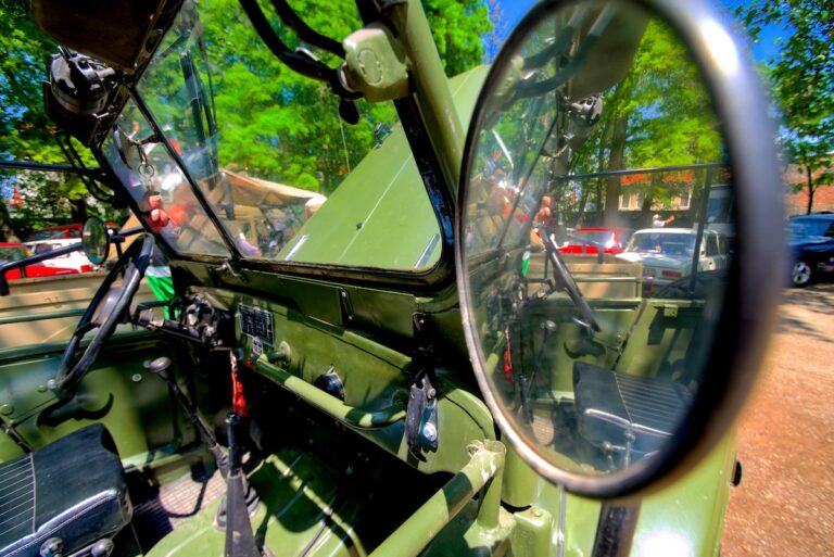 Veterán autók és motorok a Várparkban