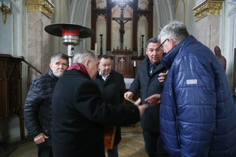 Dobópápa festményei a kápolnában
