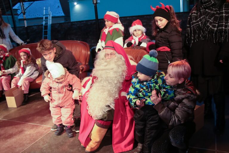 Joulupukki a Posta-téri színpadon 2.