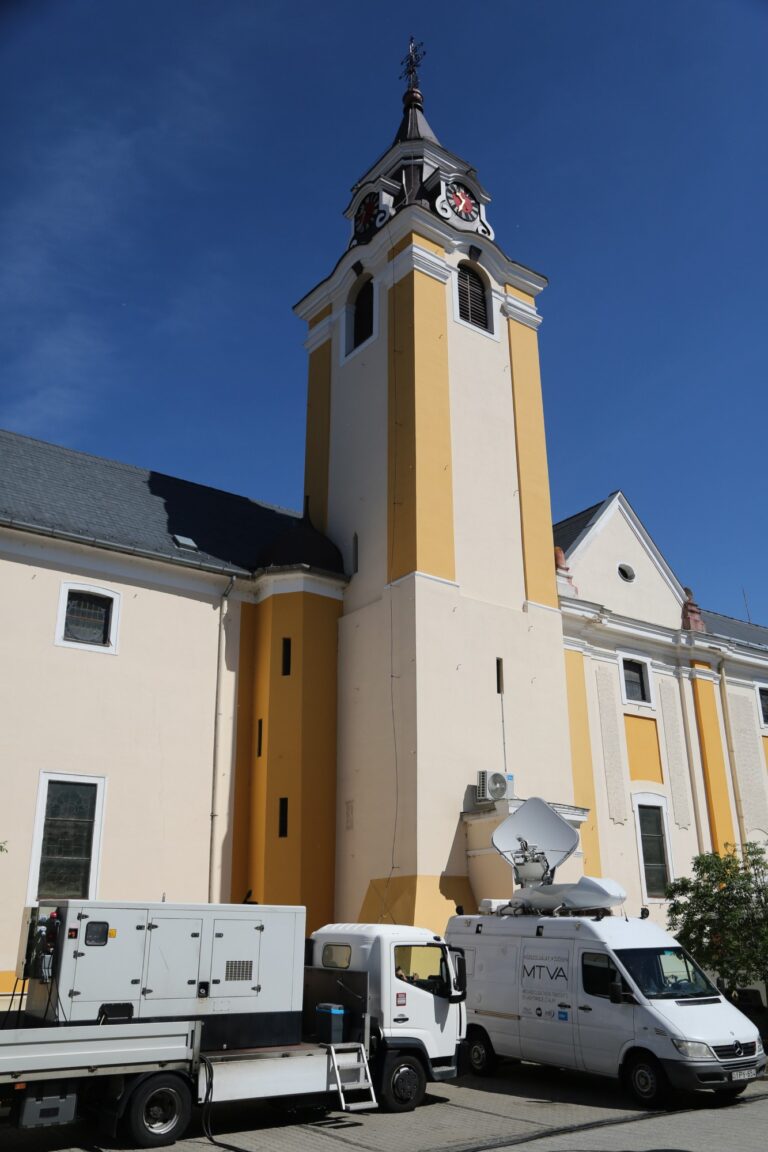 TV- közvetítés a templomból