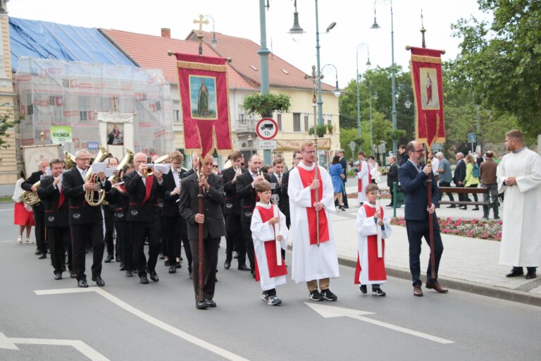 Úrnapi körmenet a Szent László templom körül