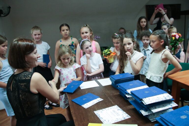 A képzőművészeti iskola kiállítása és évzárója