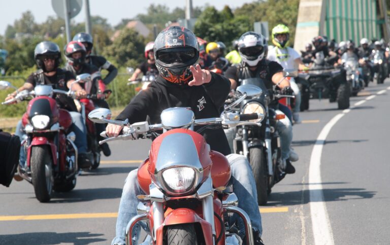 Motoros felvonulás