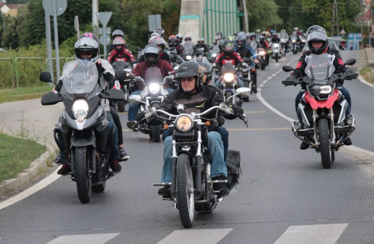 Vármeeting – motoros felvonulás