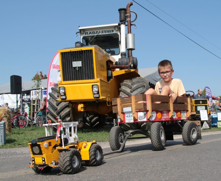Veterán traktorok találkozója Ikerváron