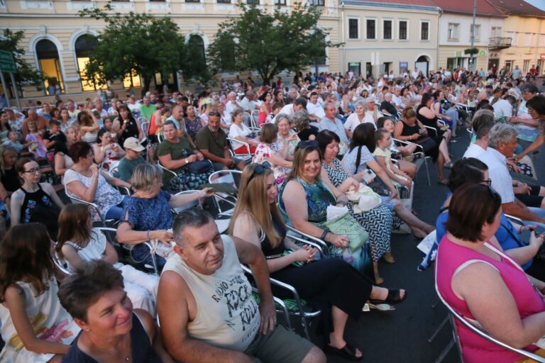 Mesevarázs a templom falán