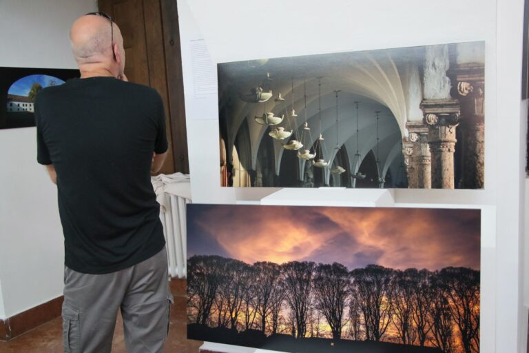 Másutt – fotókiállítás a Galeria Arcisban