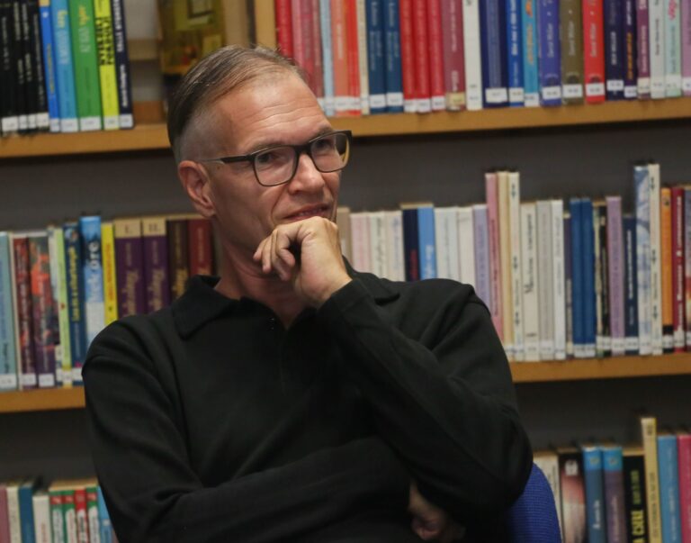 Gráf Légrádi Balázs a könyvtárban