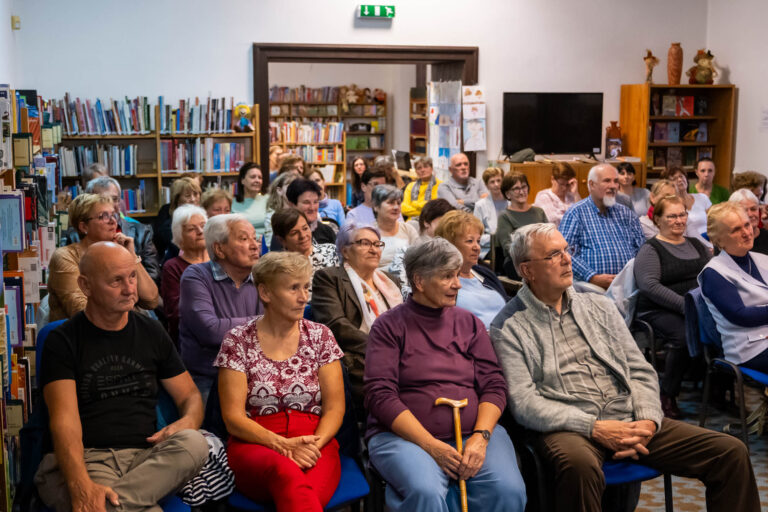 „Egy korty derű” a könyvtárban